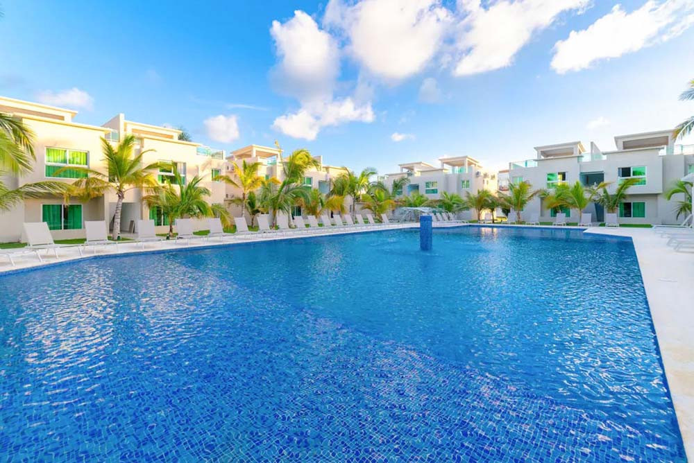 A view of the pool at the Beach Apartamentos Playa Palmera Beach Resort.